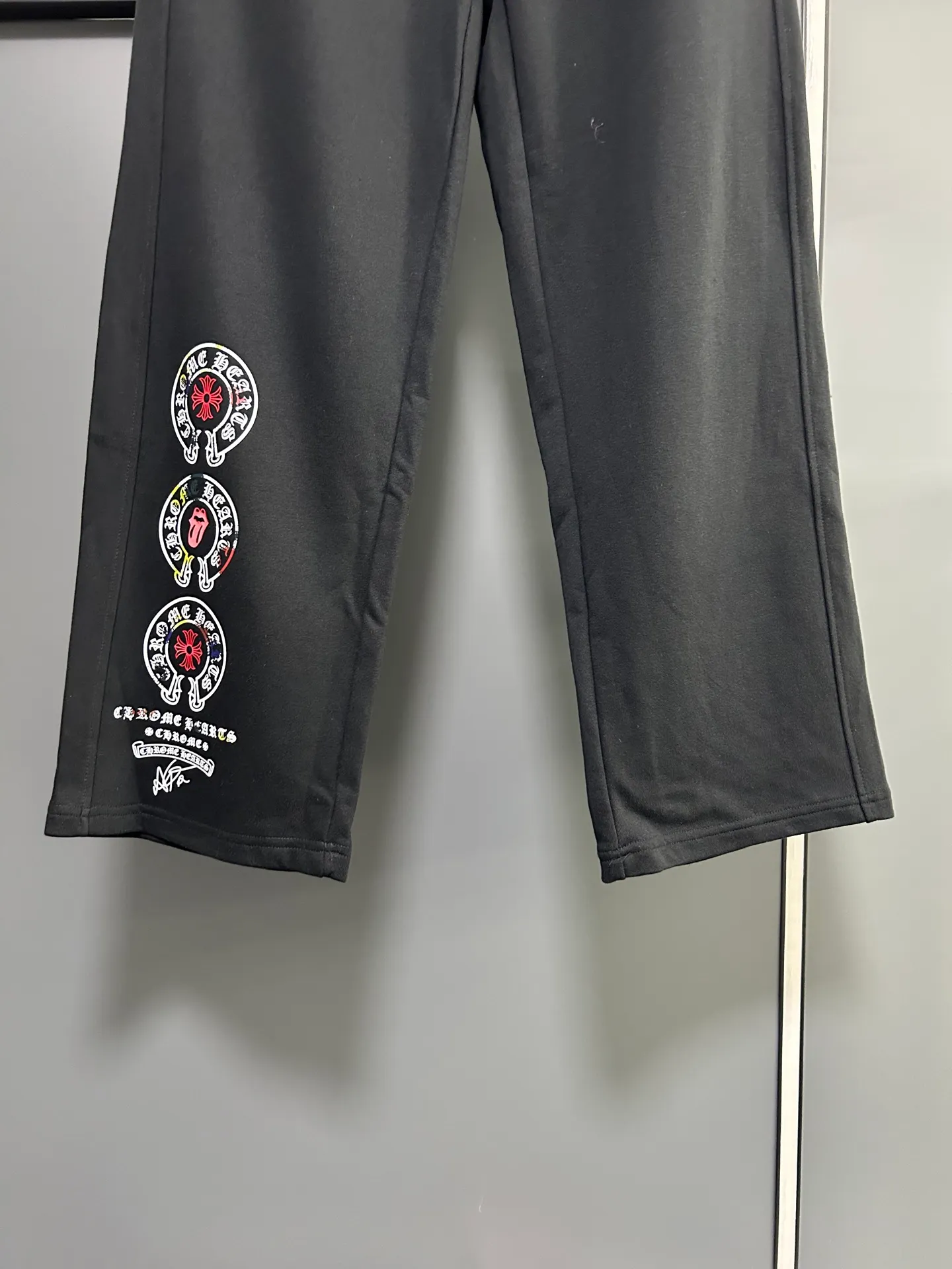 P220 Chrome Hearts 25 new colorful cross-mark loose straight trousers 2025 autumn and winter new embroidered elastic band casual trousers, customized fabrics at the counter. Made of 400g high-version terry fabric, with high breathability and comfort, impeccable details, no pilling and no deformation, brand element design concept, reflecting high quality. It feels delicate and soft! It presents casual tailoring, the same style for men and women, and the upper body shape is awesome! Size: S M L XL Color: Black Gray